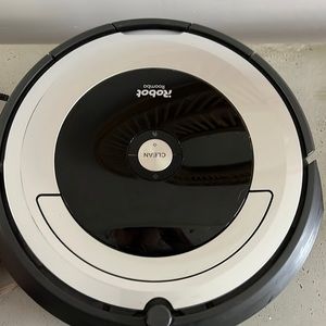Robot roomba 690 lightly used good condition.